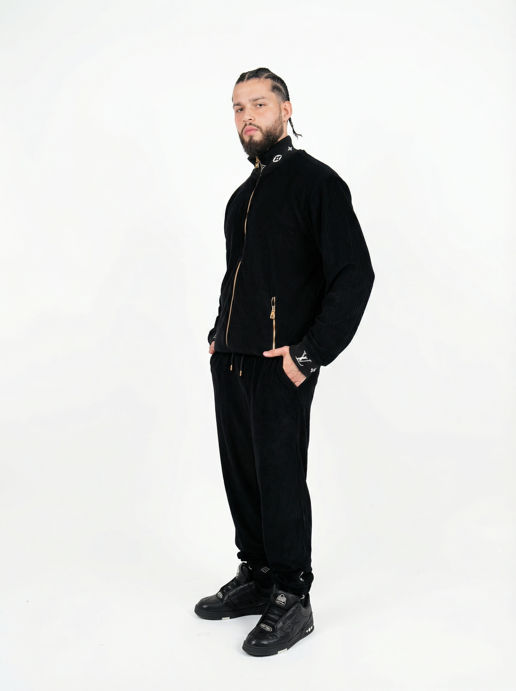 Conjunto negro con firma de Louis Vuitton