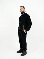 Conjunto negro con firma de Louis Vuitton