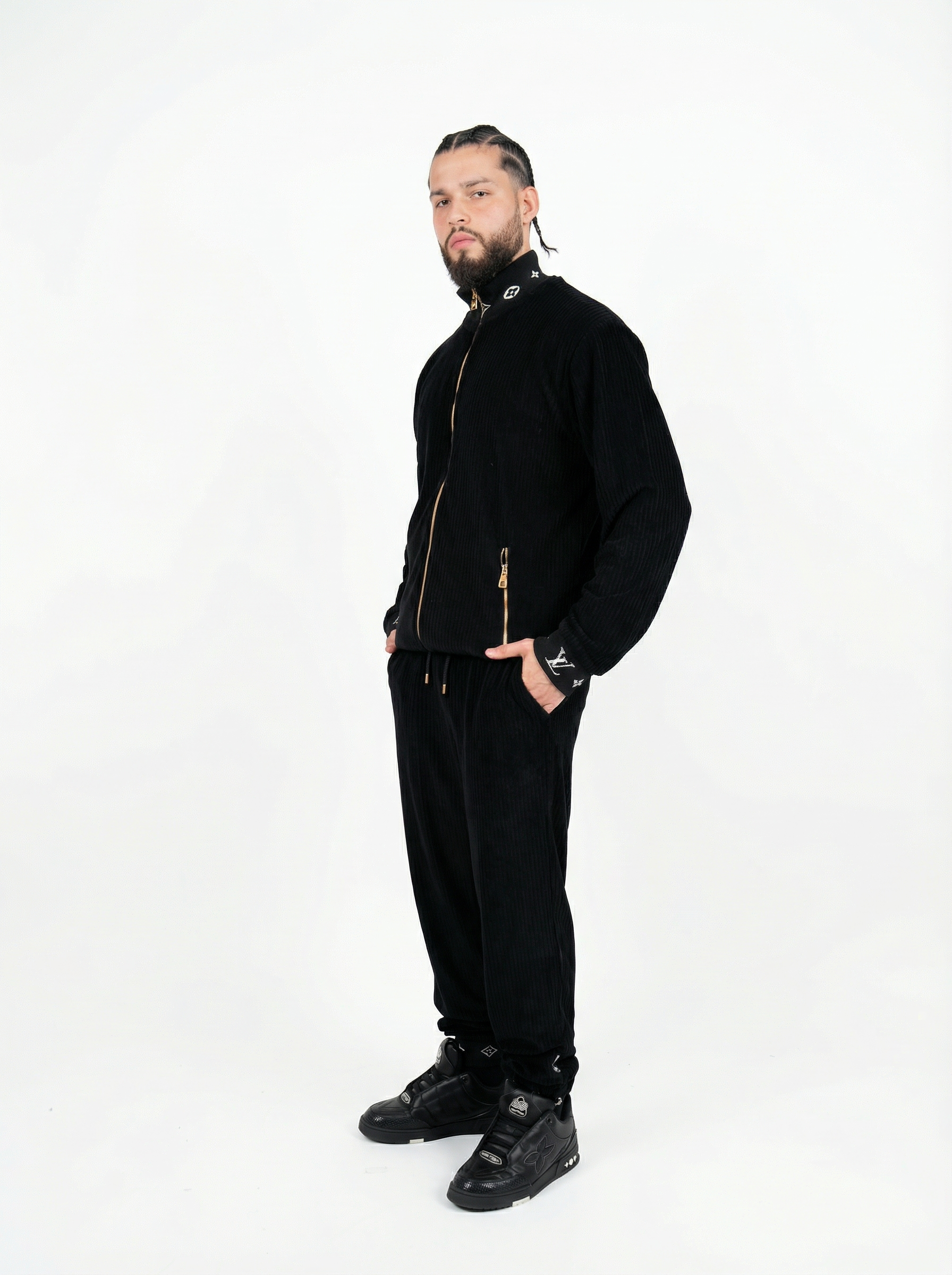 Conjunto negro con firma de Louis Vuitton