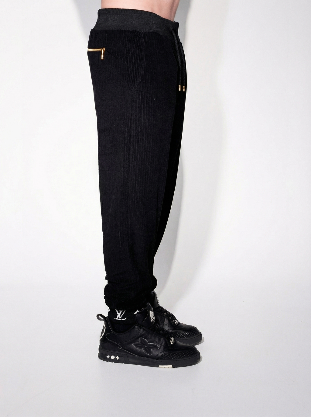 Conjunto negro con firma de Louis Vuitton