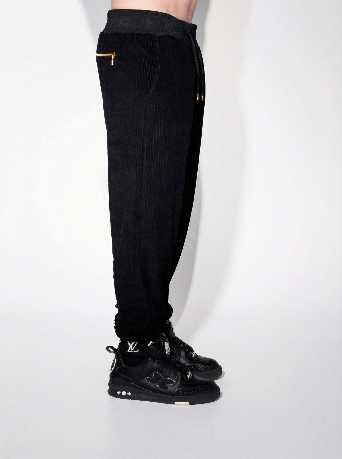 Conjunto negro con firma de Louis Vuitton