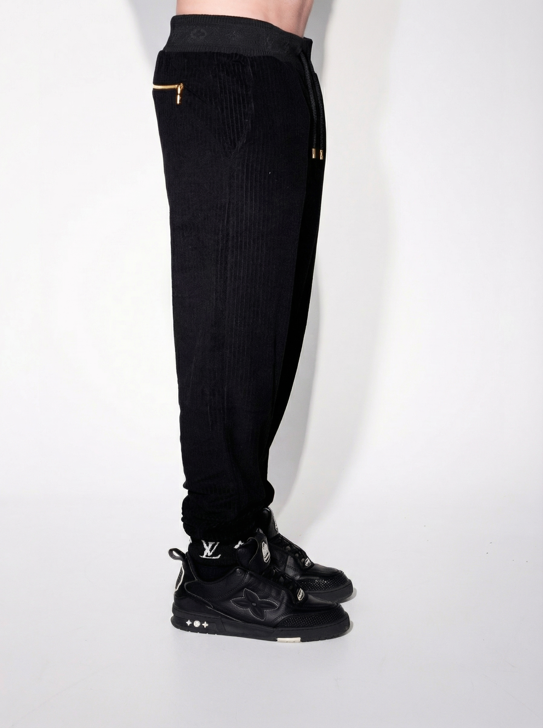 Conjunto negro con firma de Louis Vuitton