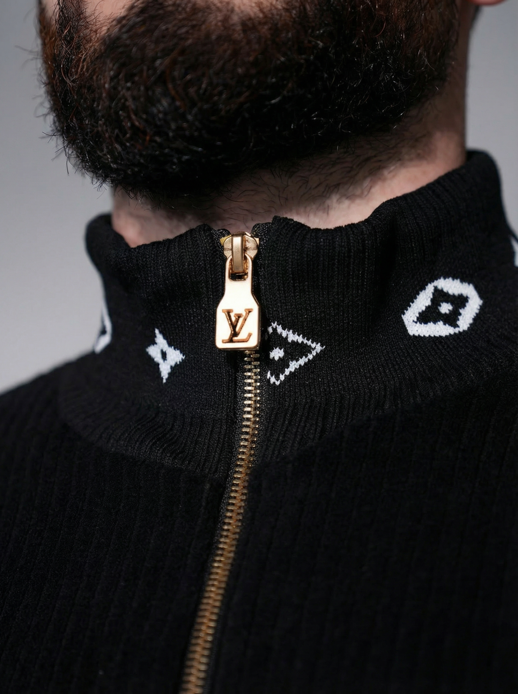 Conjunto negro con firma de Louis Vuitton
