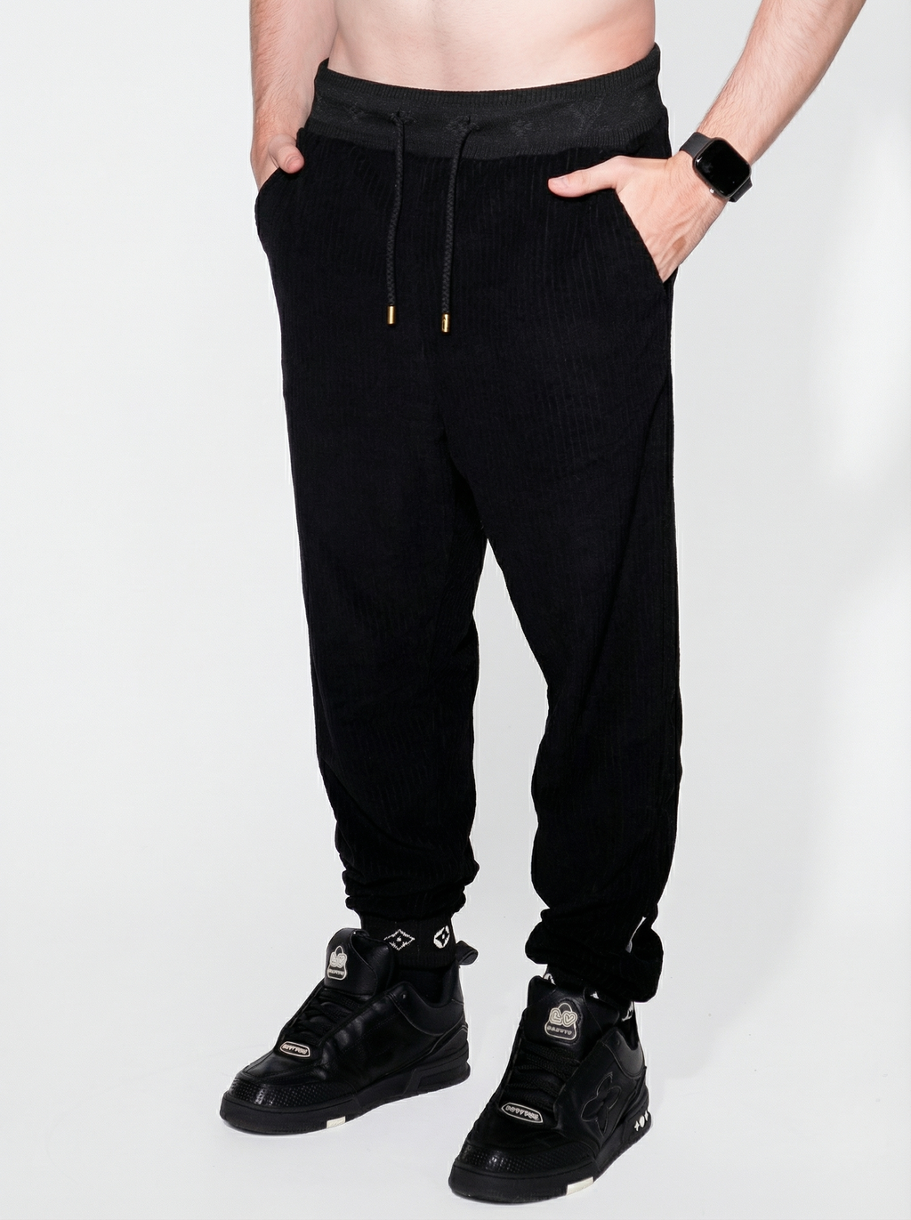 Conjunto negro con firma de Louis Vuitton