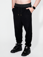 Conjunto negro con firma de Louis Vuitton
